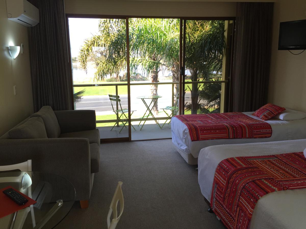 Abel Tasman Waterfront Motel Лейкс Ентранс Екстериор снимка