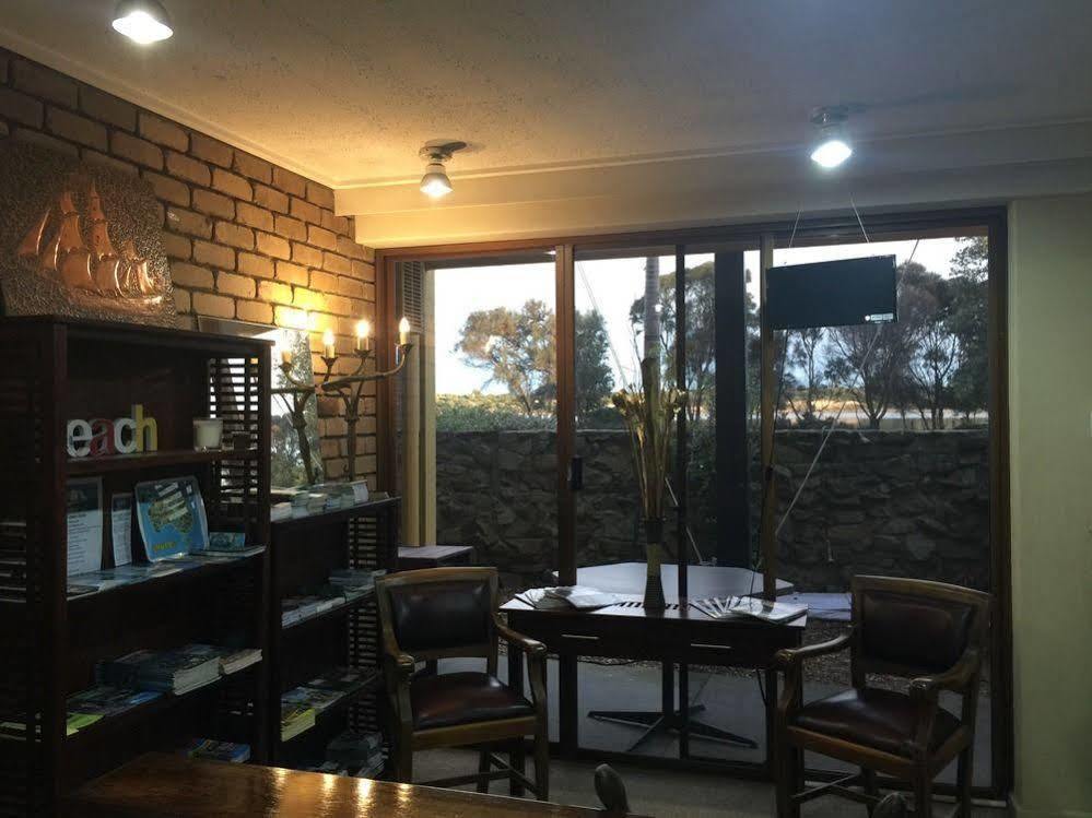 Abel Tasman Waterfront Motel Лейкс Ентранс Екстериор снимка
